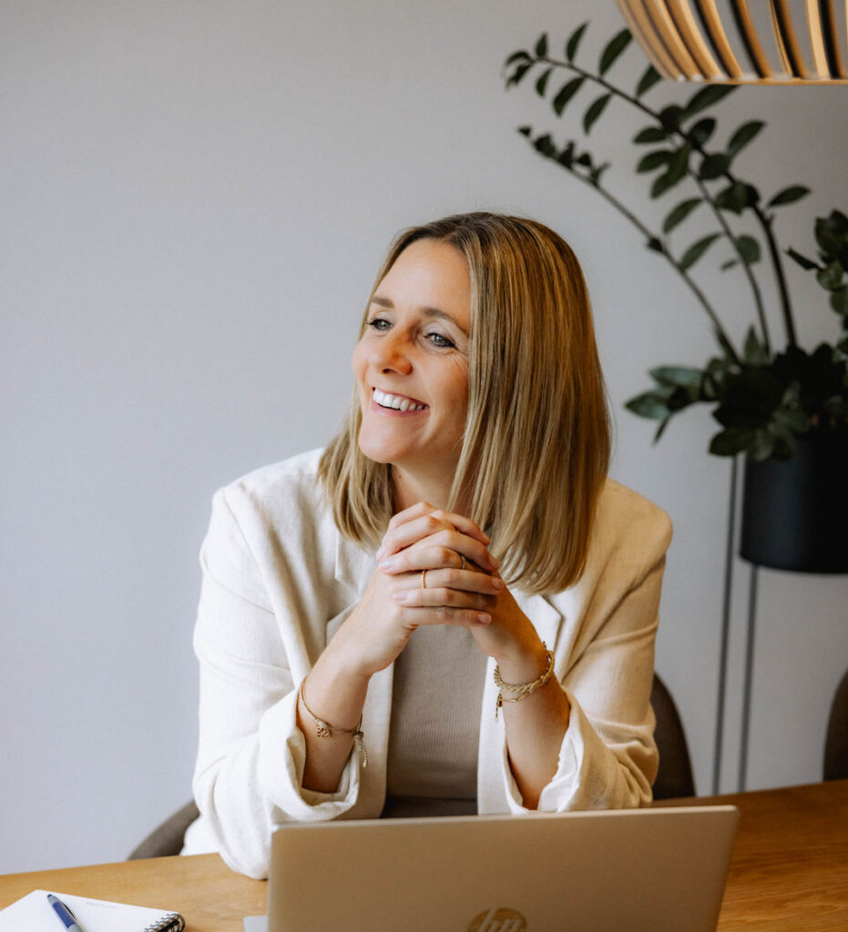 Manuela lachend und Hände verschränkt