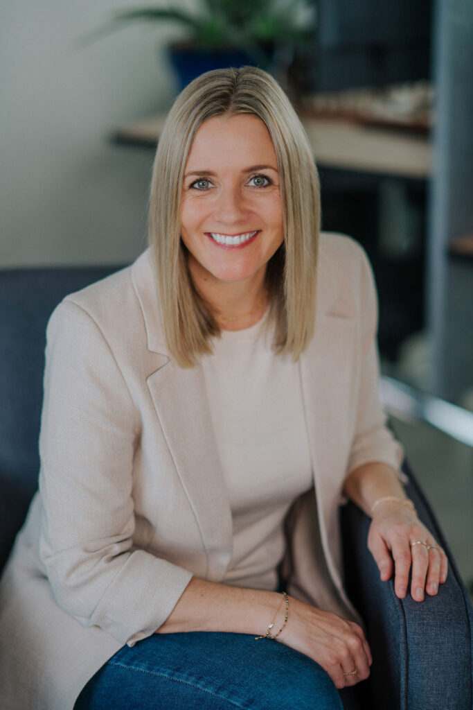 Portrait Manuela sitzend